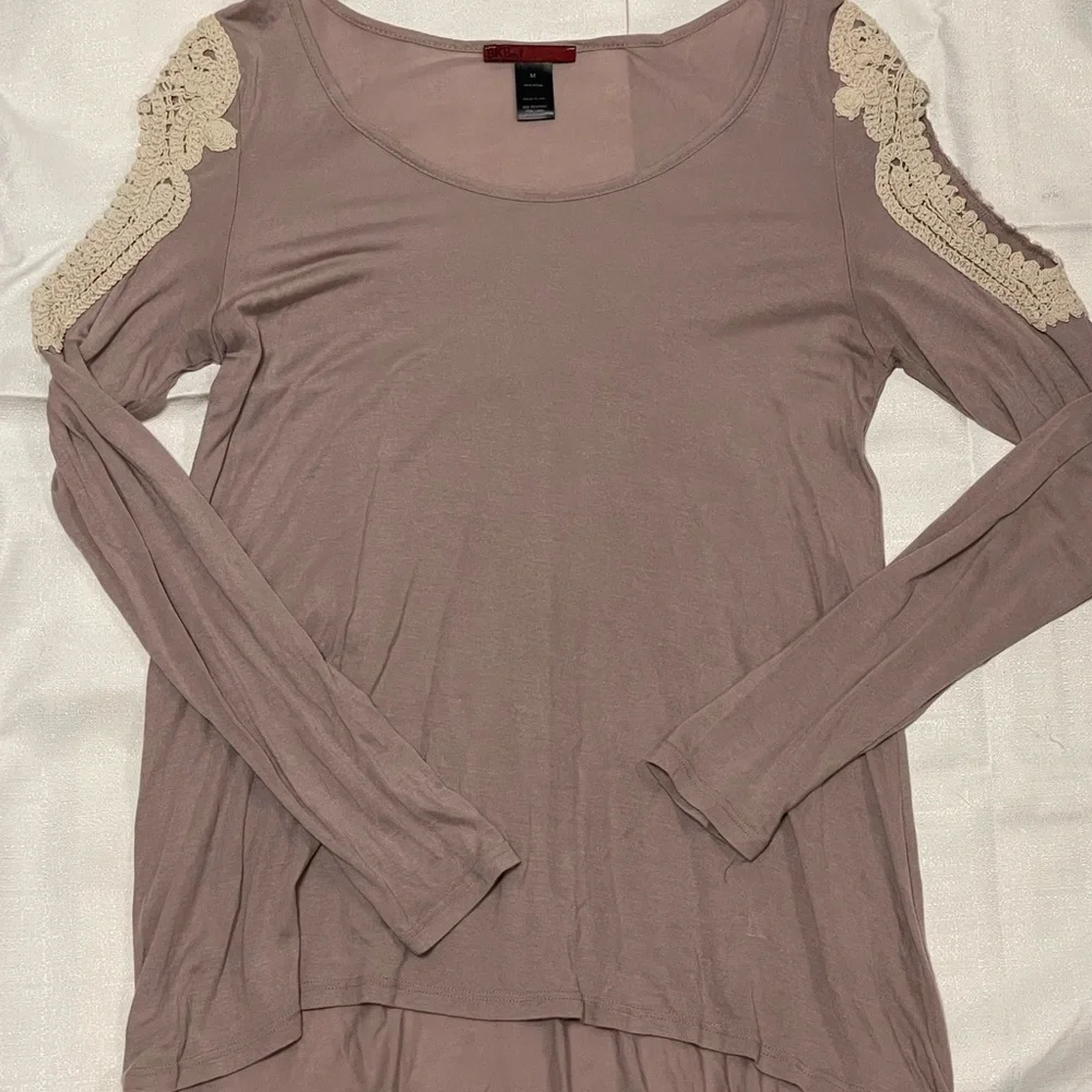 Lace embroidered cut out shoulders TOP - Picture 1 of 3